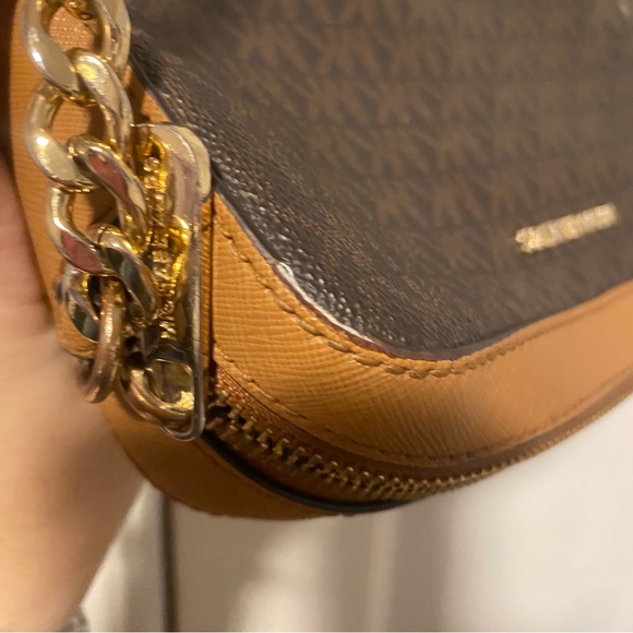 🤍 Micheal Kors Crossbody Bag 🤍 - Picture 4 of 5